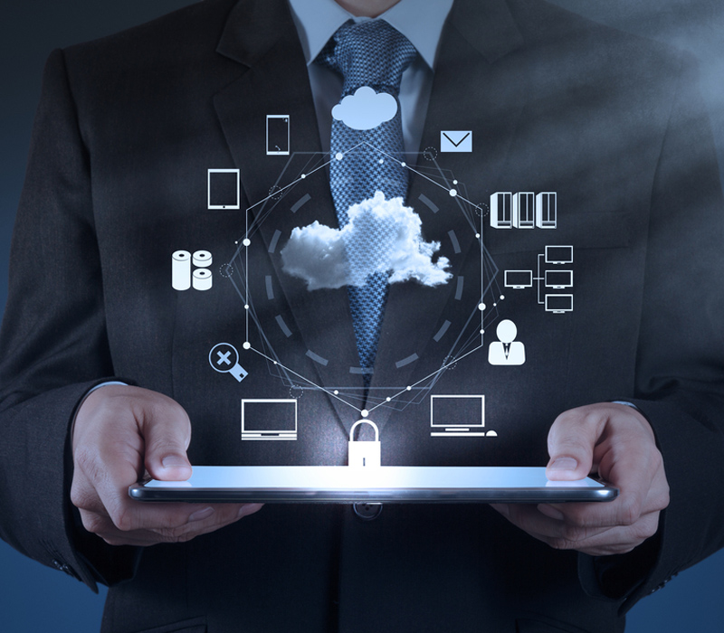 Businessman-hand-working-with-a-Cloud-Computing-diagram-on-the-new-computer-interface-as-concept_800x700
